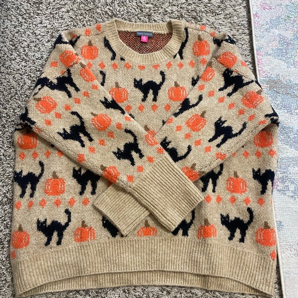 Vince Camuto Sweaters - Vince Camuto Tan and Black Cat Pattern Sweater